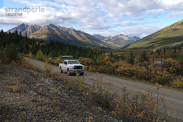 Lastwagenfahrten entlang der South Canol Road im Yukon an einem schönen Frühherbsttag; Yukon  Kanada
