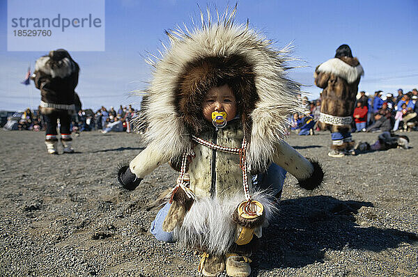 Inuit-Kind in traditionellem Parka; North Slope  Alaska  Vereinigte Staaten von Amerika