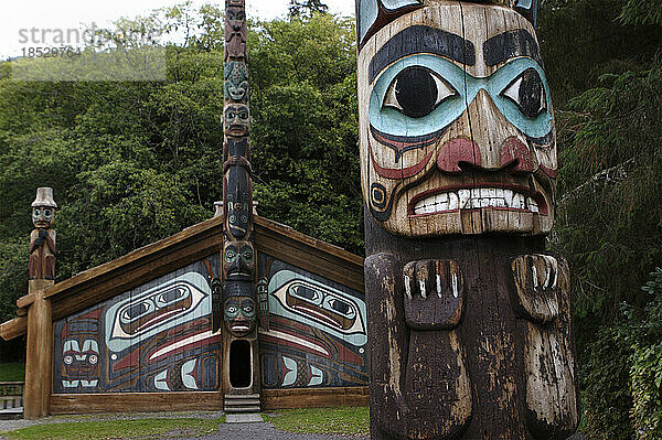 Totempfähle und Clanhaus an der Totem Bight Historic Site; Ketchikan  Alaska  Vereinigte Staaten von Amerika