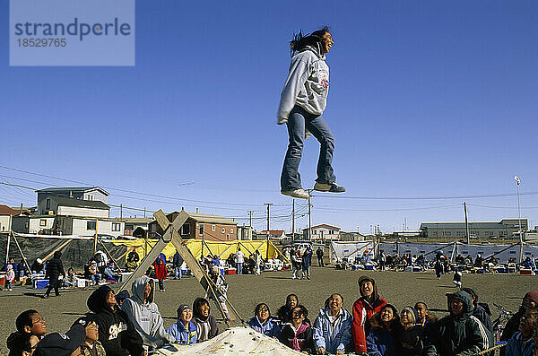 Inuit genießen ein traditionelles Wurfspiel; North Slope  Alaska  Vereinigte Staaten von Amerika