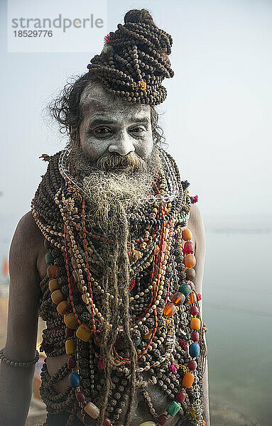 Sadhu mit Asche bedeckt und Perlen tragend; Varanasi  Indien