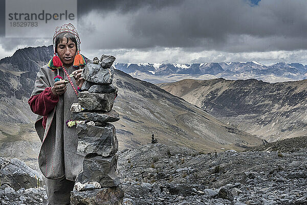Schamane bei einem Ritual hoch in den Anden; Cusco  Peru