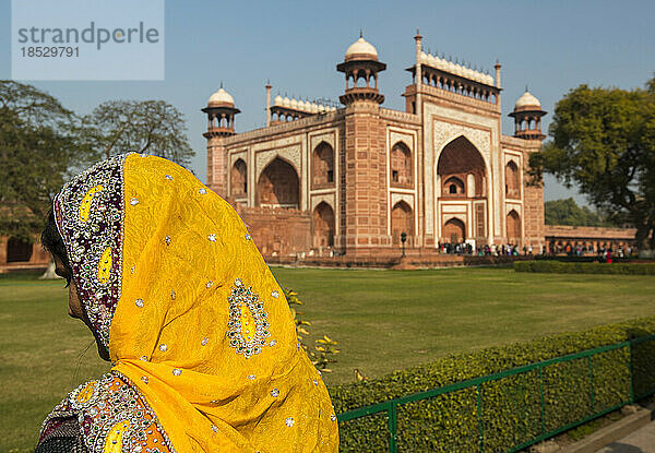 Frau auf dem Gelände des Taj Mahal; Agra  Indien