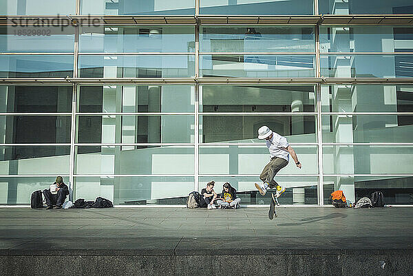 Skater im Museum für zeitgenössische Kunst in Barcelona; El Raval  Barcelona  Spanien