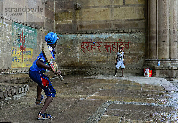 Kinder spielen Kricket an den Ghats; Varanasi  Indien