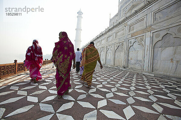 Besucher nähern sich einem Minarett am Taj Mahal; Agra  Indien