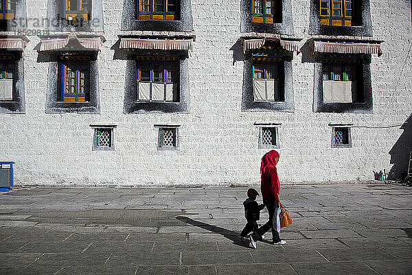 Frau und Kind im Jokhang-Tempel; Lhasa  Tibet