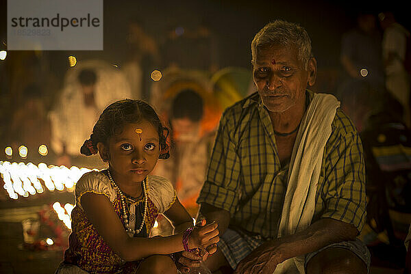 Junges Mädchen mit Vater an Dev Deepawali; Varanasi  Indien