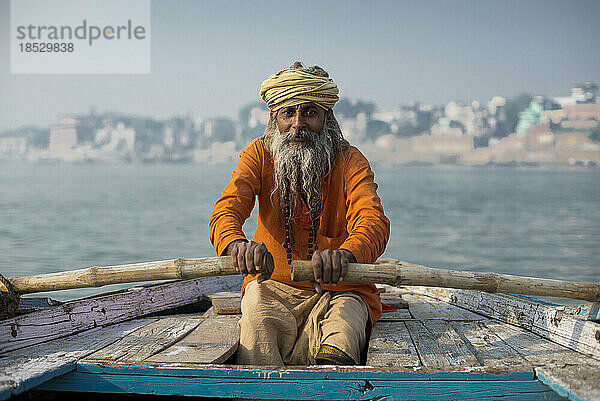 Sadhu rudert Boot auf dem Ganges; Varanasi  Indien