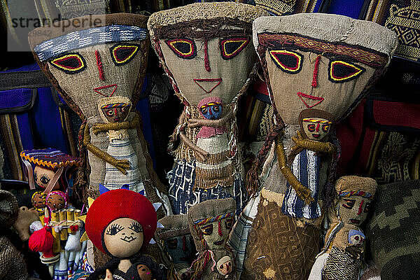 Traditionelle Puppen zum Verkauf auf einem Markt in Peru; Ollantaytambo  Peru