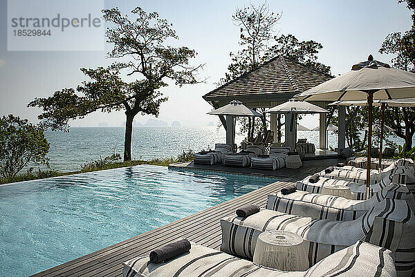 Swimmingpool eines Luxushotels in der Bucht von Phang Nga  Thailand; Thailand