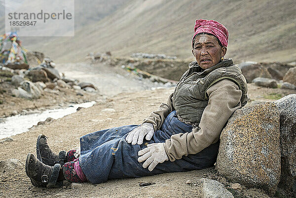 Pilger  der sich auf der Kora-Pilgerreise am Berg Kailash ausruht; Tibetische Autonome Region  Tibet