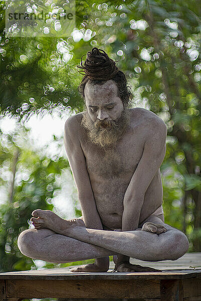 Sadhu beim Yoga und mit Asche bemalter Körper; Varanasi  Indien