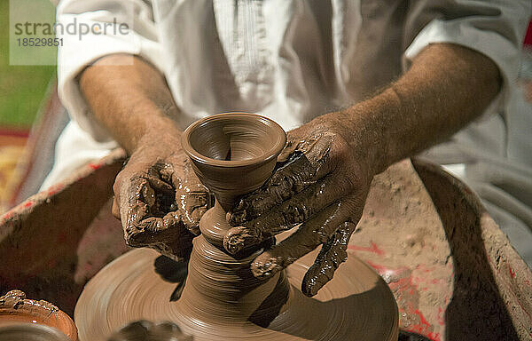 Traditioneller Töpfer bei der Arbeit; Muscat  Oman