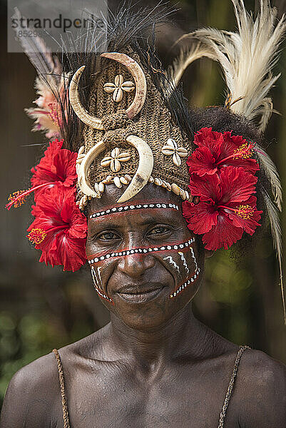 Mann mit kunstvoller Kopfbedeckung  der am Karawari-Fluss in der Sepik-Region von Papua-Neuguinea lebt; Sepik  Papua-Neuguinea