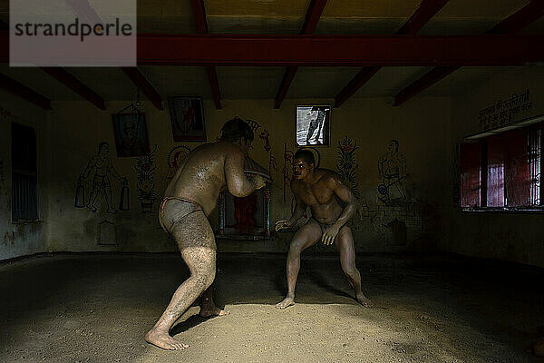 Kushti-Ringen auf einem schmutzigen Boden in Indien; Varanasi  Indien