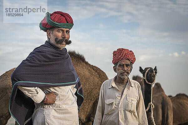 Kamelhändler auf der Pushkar Kamelmesse; Pushkar  Rajasthan  Indien