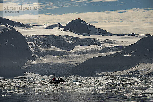 Besucher des grönländischen Nansen-Fjords kreuzen um Eisberge in dem Gebiet  in dem ein Gletscher ins Wasser eintritt; Grönland