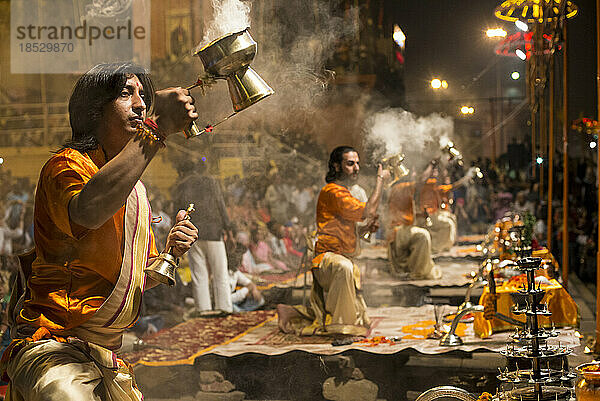 Brahmane beim Aarti-Ritual; Varanasi  Indien