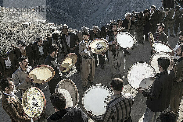 Kurdische Dorfbewohner spielen ihre Dafs  traditionelle Trommeln; Urmantakht  Kermanshah  Iran