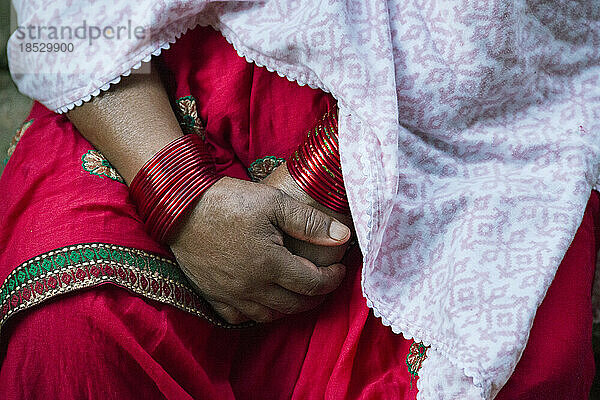 Hände einer nepalesischen Frau in traditioneller Kleidung; Kathmandu  Nepal