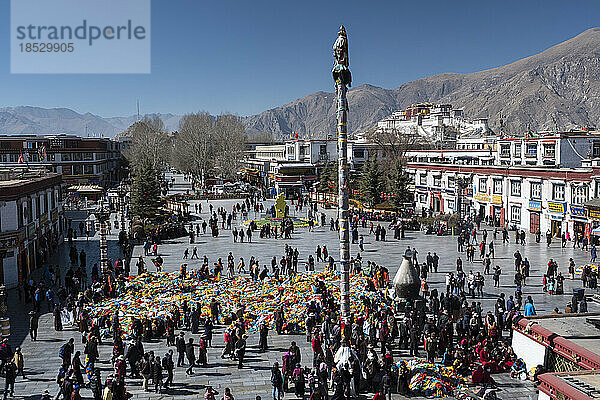 Ausrangierte Gebetsfahnen aus Klöstern werden auf dem Barkhor-Platz ausgelegt  damit die Menschen sie mit nach Hause nehmen können; Lhasa  Tibet  China