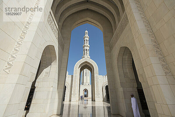 Drei Bögen  die den Haupteingang der Großen Moschee von Sultan Qaboos bilden; Muscat  Oman