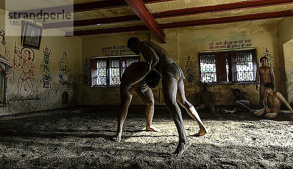 Kushti-Ringen auf einem schmutzigen Boden in Indien; Varanasi  Indien