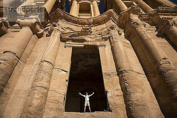 Ein Mann steht in der Tür des Klosters al Deir in Petra; Petra  Jordanien