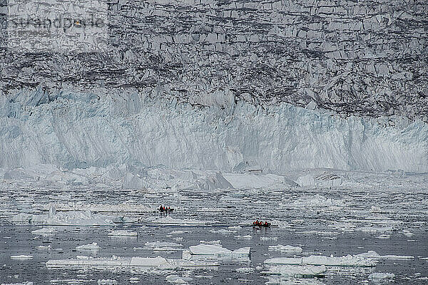 Besucher des Nansen-Fjord-Gletschers in Grönland; Grönland