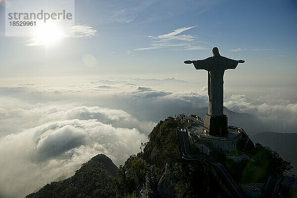 Christus der Erlöser-Statue bei Sonnenaufgang; Rio de Janeiro  Brasilien