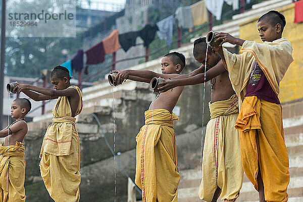 Junge Brahmanenstudenten bei der Durchführung von Ritualen; Varanasi  Indien