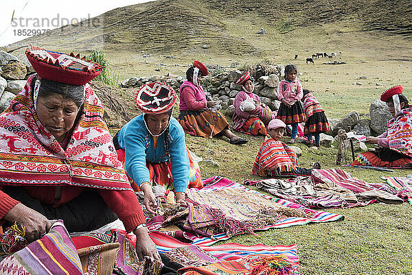 Traditionelle Handweber im Lares-Tal in Peru; Cusco  Peru