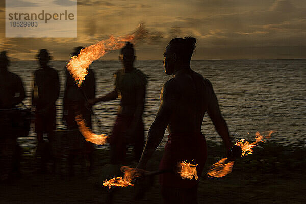 Traditioneller Feuertanz bei Sonnenuntergang in einem Resort in Somoa; Apia  Samoa