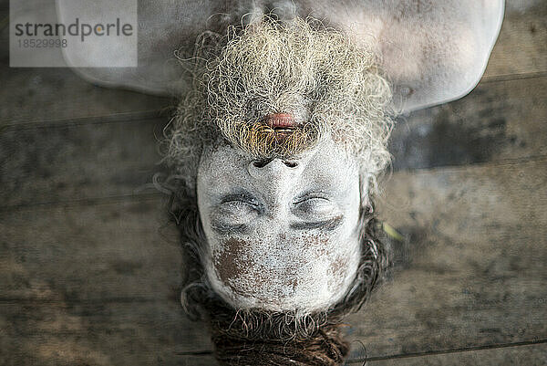 Sadhu bei Yoga und Meditation  Gesicht und Körper mit Asche bemalt; Varanasi  Indien