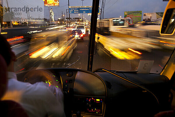 Blick aus einem Bus im Verkehr; Lima  Peru