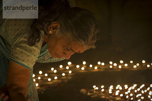 Anzünden von Kerzen zu Dev Deepawali; Varanasi  Indien