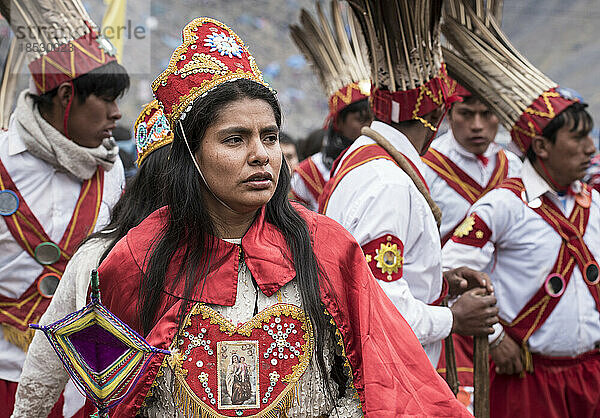 Pilger in traditioneller Kleidung bei der Feier des Quyllurit'i-Festes; Cusco  Peru