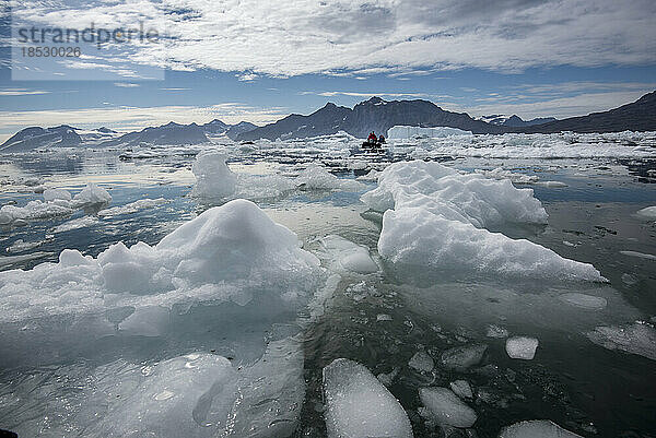 Besucher des grönländischen Nansen-Fjords kreuzen um Eisberge in dem Gebiet  in dem ein Gletscher ins Wasser eintritt; Grönland