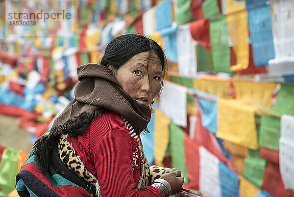 Pilger mit Gebetsfahnen beim Saga-Dawa-Fest in Tibet; Autonome Region Tibet  Tibet