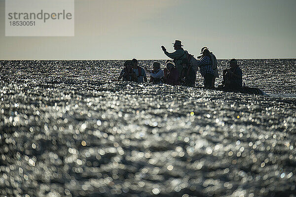 Gruppe von Menschen auf einem Schlauchboot in den Wellen vor Montgomery Reef; Kimberley  Westaustralien  Australien