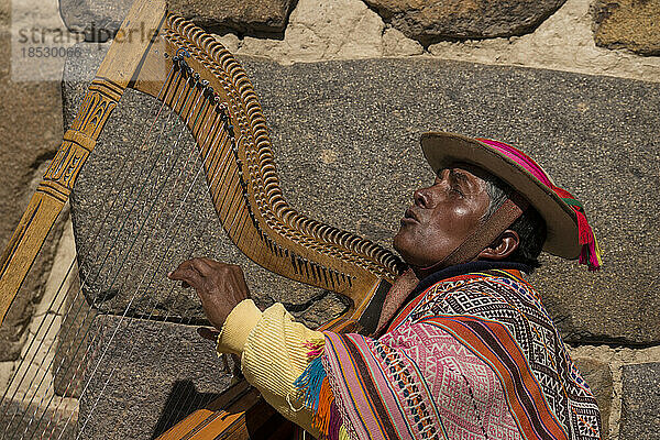 Harfenspieler auf dem Stadtplatz von Ollantaytambo  Peru; Ollantaytambo  Peru