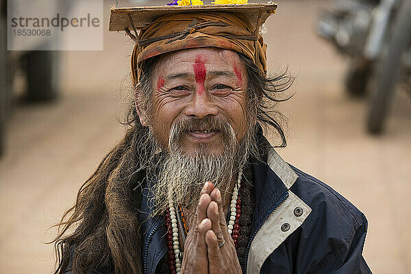 Porträt eines lächelnden Heiligen Mannes; Bhaktapur  Nepal