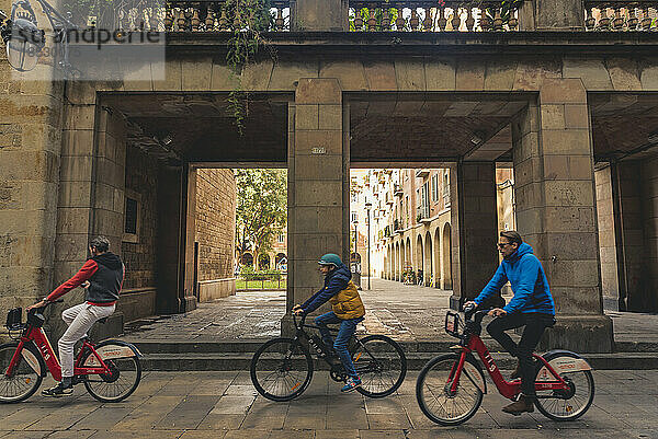 Familienradfahren auf dem Placa del Bonsucces  El Raval  Barcelona  Spanien; El Raval  Barcelona  Spanien