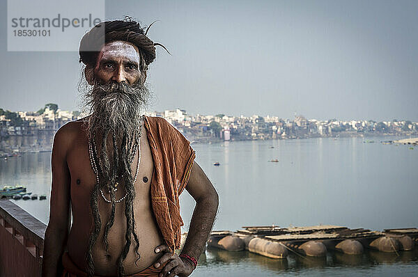 Sadhu entlang des Ganges in Varanasi  Indien; Varanasi  Indien