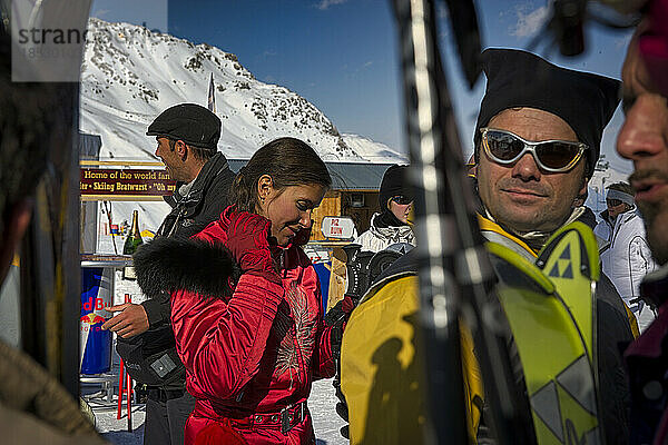 Modisch gekleidete Skifahrer warten in einer Liftschlange in St. Moritz  das als Europas Winterspielplatz bezeichnet wird; St. Moritz  Schweiz