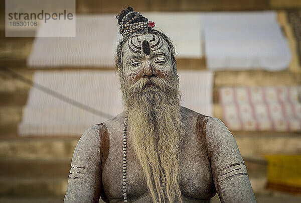 Sadhu mit einem mit Asche bemalten Gesicht; Varanasi  Indien