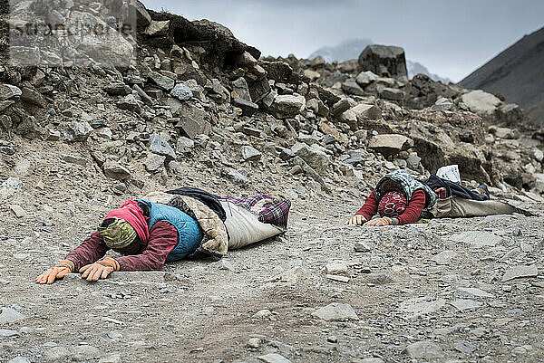 Pilger  die die Kora-Pilgerreise beginnen und sich auf dem Berg Kailash niederwerfen; Autonome Region Tibet  Tibet