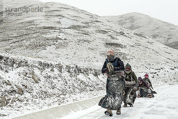Pilger  die sich durch den Schnee auf den Weg nach Lhasa machen; Amdo  China