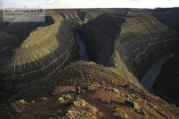 Ein einsamer Wanderer betrachtet die Berge und den San Juan River in Utah  genannt 'Goosenecks of the San Juan River'; Utah  Vereinigte Staaten von Amerika